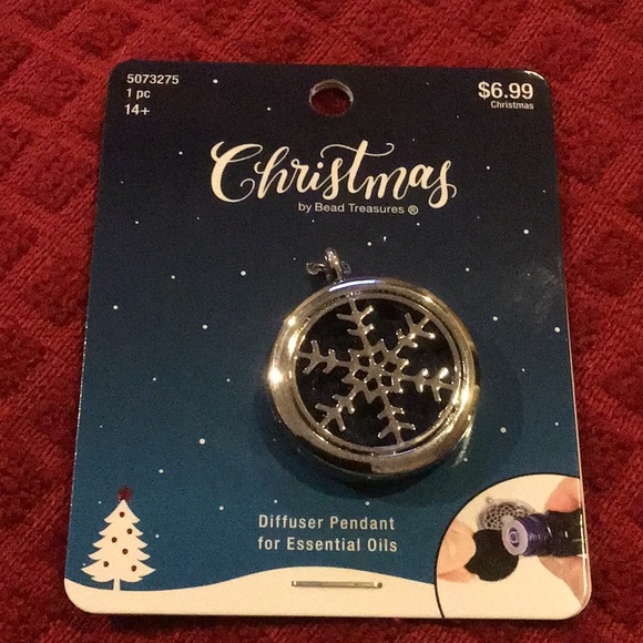NWT Snowflake Diffuser Pendant for Essential Oils - Picture 1 of 3